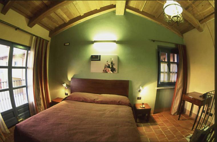 Albergo Ristorante Garibaldi Cisterna dʼAsti Rum bild