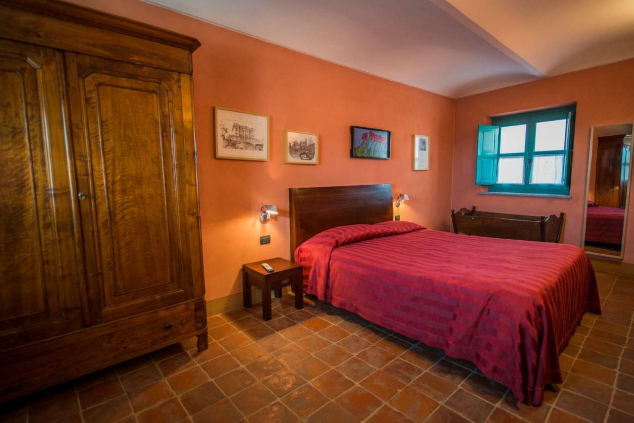 Albergo Ristorante Garibaldi Cisterna dʼAsti Exteriör bild